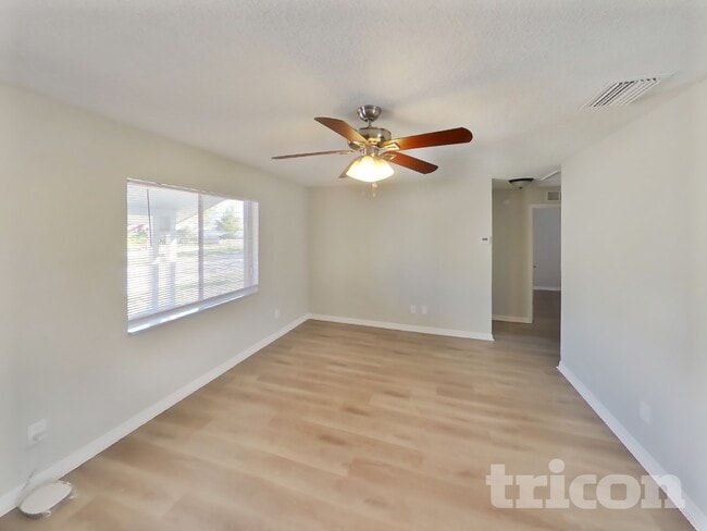 Building Photo - 7812 Tiburon Dr