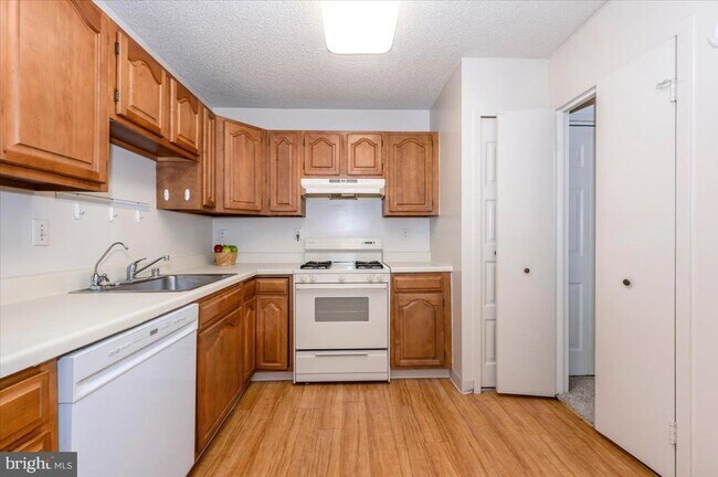 Foto del edificio - 5225 Pooks Hill Rd