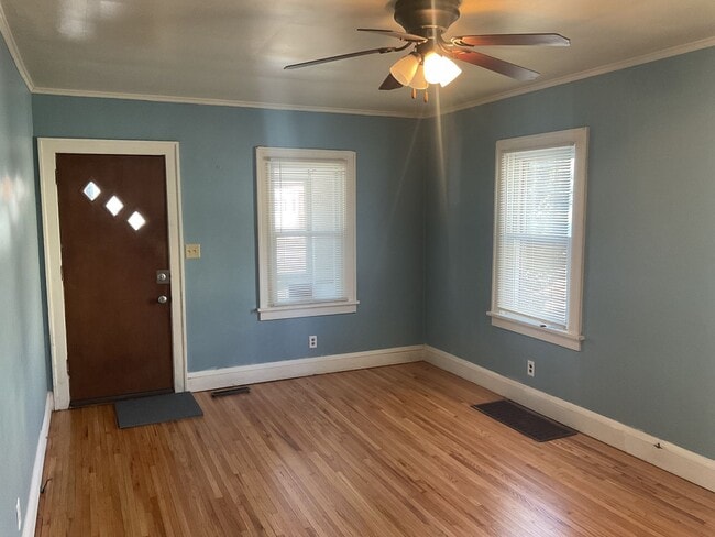 Building Photo - Charming 2+ Bedroom Single Family on a gre...