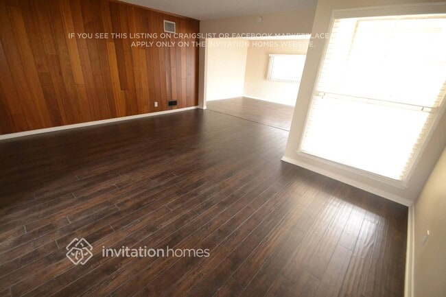 Foto del edificio - 8138 Darby Ave