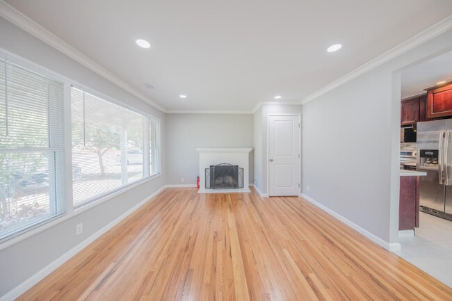 Building Photo - 821 Sherman Oaks Dr