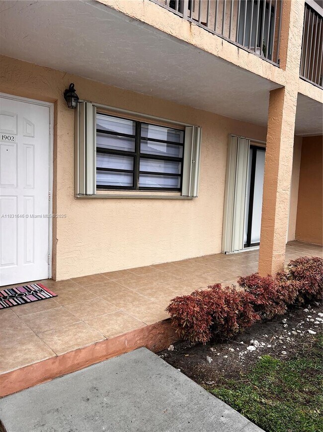 Foto del edificio - 18216 Mediterranean Blvd