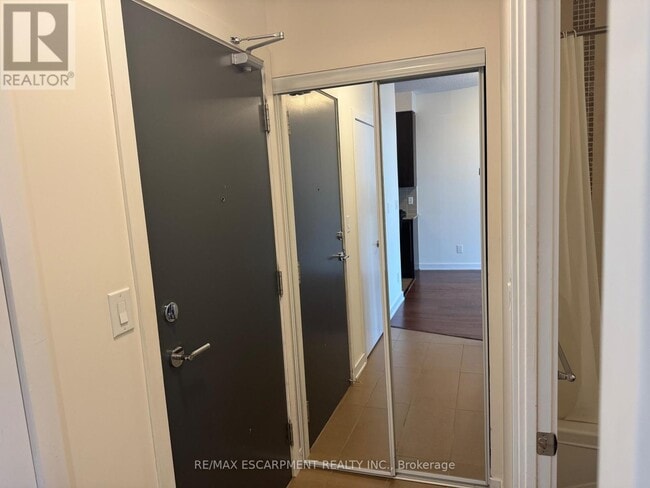 Photo du bâtiment - 4070 Confederation Pkwy