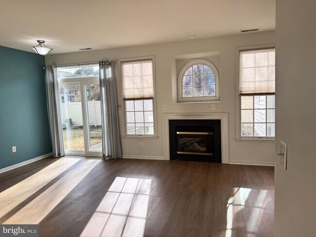 Foto del edificio - 28400 Pinehurst Cir