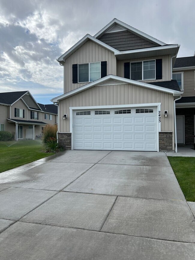 Foto del edificio - Beautiful 3 Bed, 2.5 Bath Townhome in Summerfield Subdivision | $1,995/month
