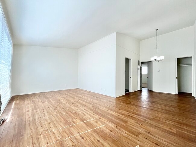 Building Photo - 333 Rexford Dr