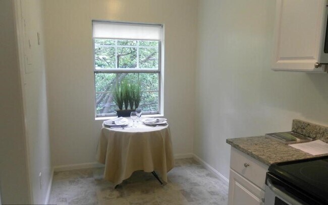 Foto del edificio - 1719 N Troy St