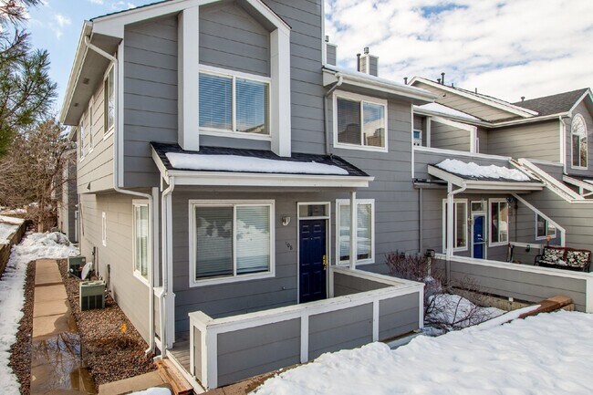 Building Photo - Spacious open plan three bed two bath town...