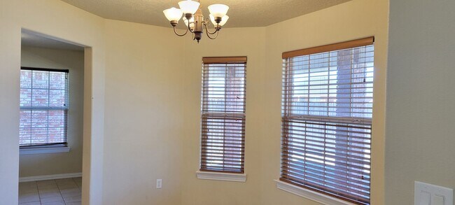Foto del edificio - BRICK HOME IN NORTHEAST CLOVIS NEAR MESA S...