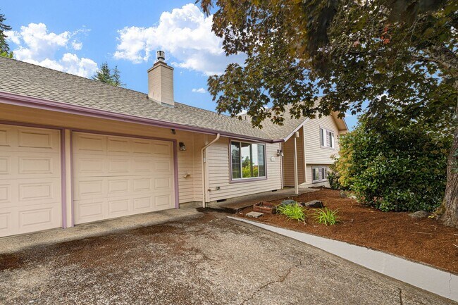 Building Photo - Four Bedroom Dream House