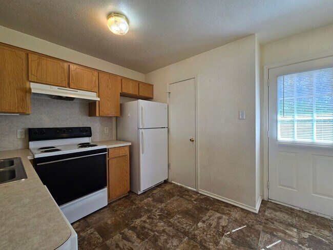 Foto del edificio - $250 OFF YOUR FIRST FULL MONTH'S RENT - AVAILABLE NOW!