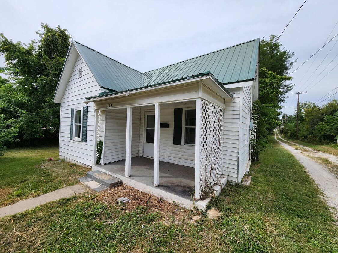 Primary Photo - Spacious 2-Bedroom, 1-Bathroom Home AVAILA...