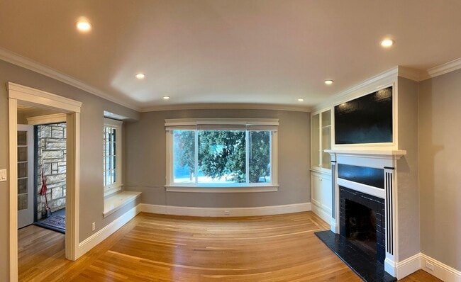 Building Photo - UPDATED Split Level 3BR/2BA 1650sf Sunset ...
