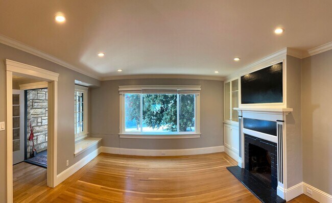 Foto del edificio - UPDATED Split Level 3BR/2BA 1650sf Sunset ...