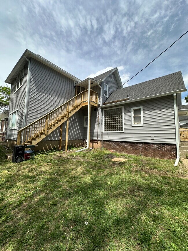 Foto del edificio - 747 Parker Ave