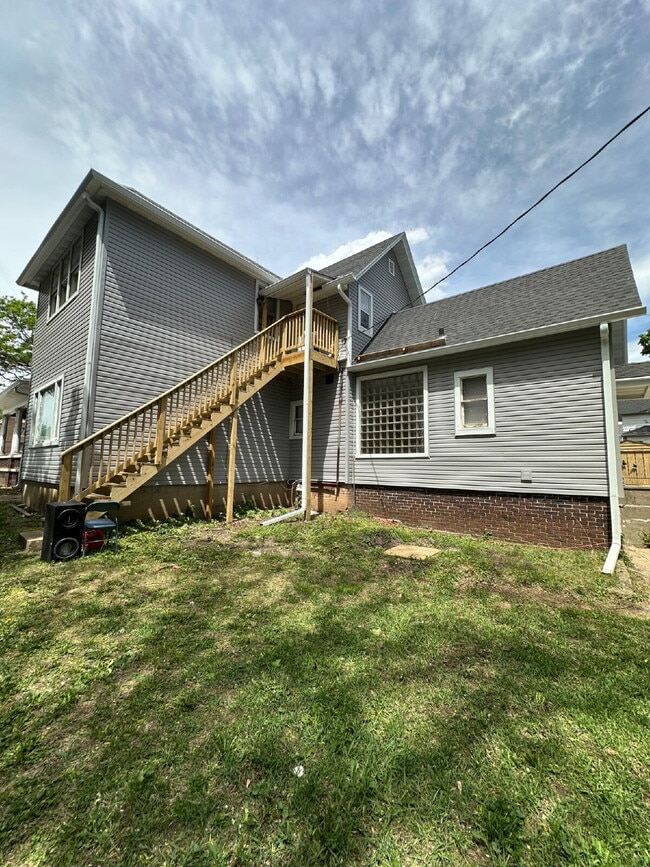 Building Photo - 747 Parker Ave