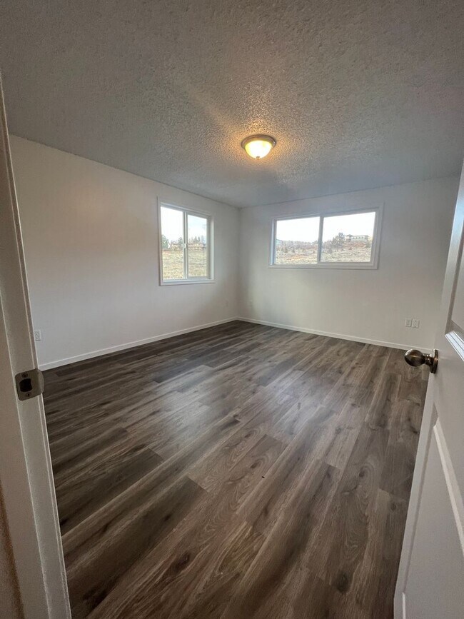 Building Photo - 2 Bedroom 1.5 Bathroom Apartment - Close t...