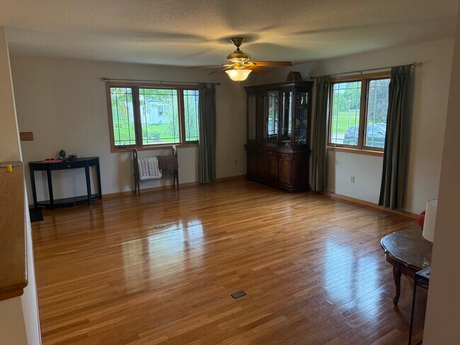 Sala de estar de la planta superior - 103 Sand Lake Ct