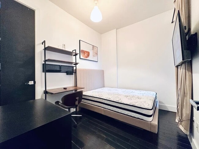 Building Photo - Furnished room/NOT APARTMENT