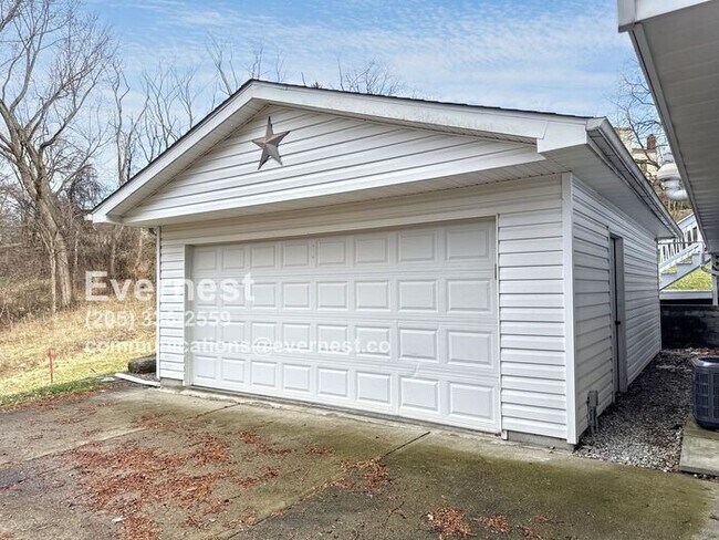 Building Photo - 2068 Robin Hood Dr