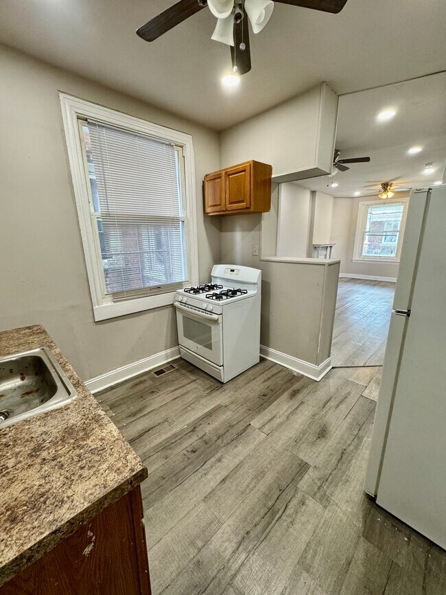 Building Photo - Spacious 3 bedroom