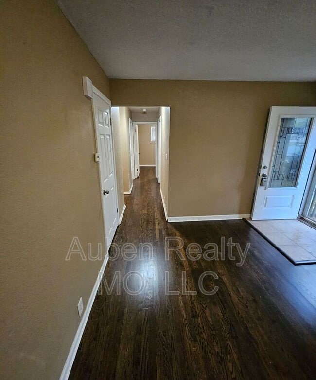 Building Photo - 7400 E 109th St