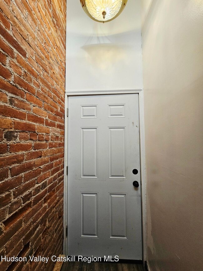 Building Photo - 305 Main St