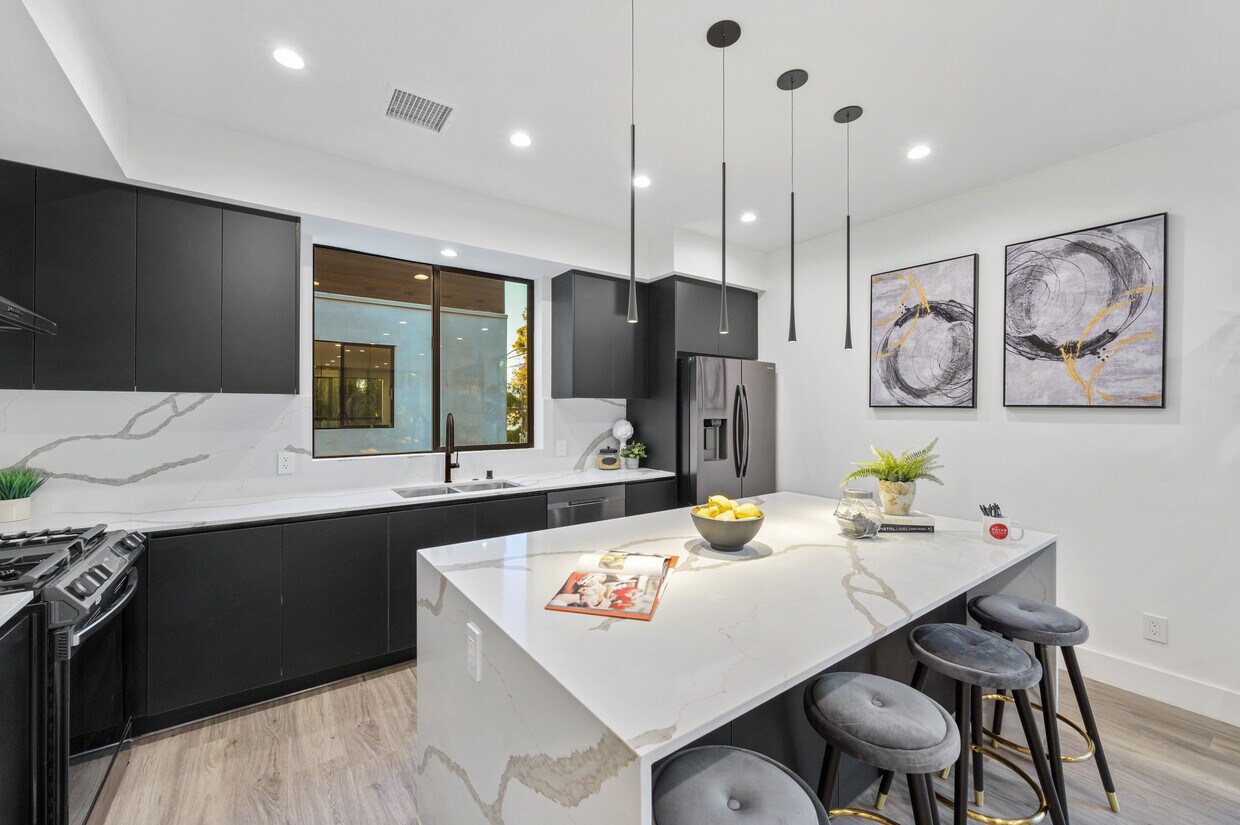 Primary Photo - 18301 Collins St. Tarzana, CA 91356