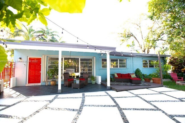 Foto del edificio - 11201 W Biscayne Canal Rd