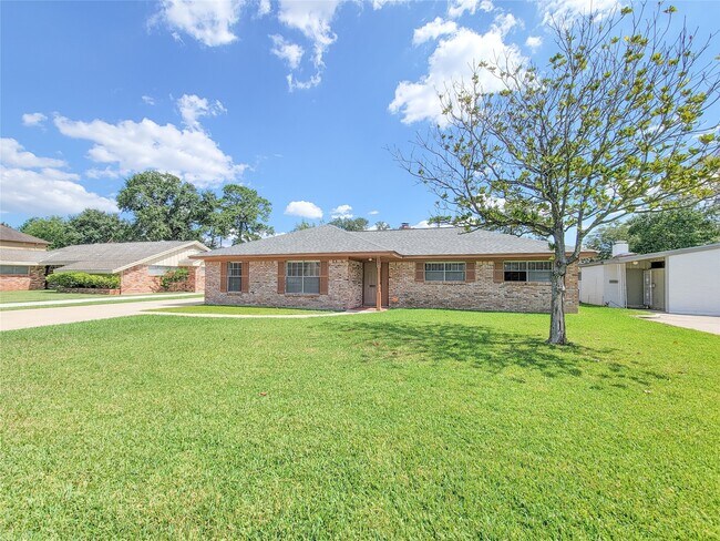 Foto del edificio - 2115 Forest Oaks Dr
