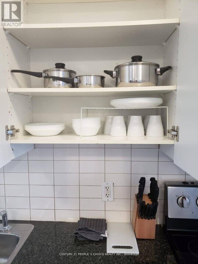 Building Photo - 330 Burnhamthorpe Rd W