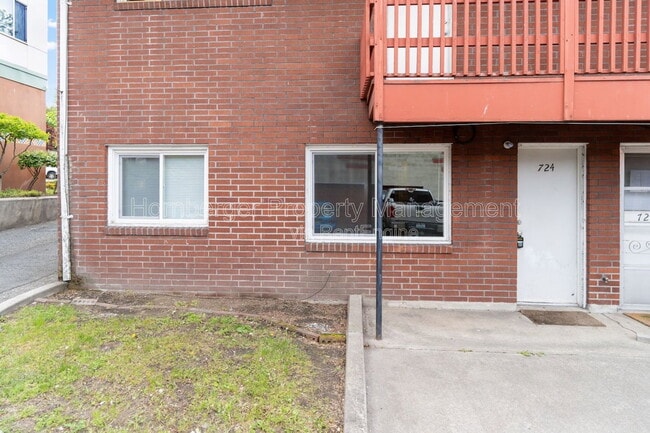 Building Photo - 724 W Maxwell Ave