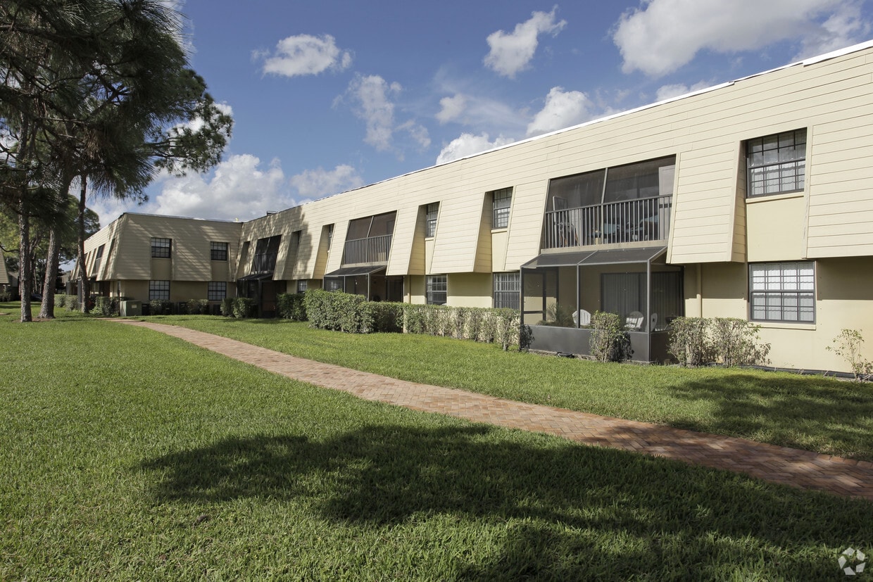 Primary Photo - Palm Beach Gardens Apartments