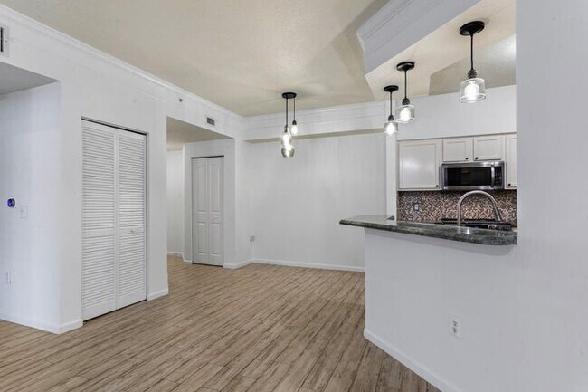 Foto del edificio - 10103 Myrtlewood Cir W