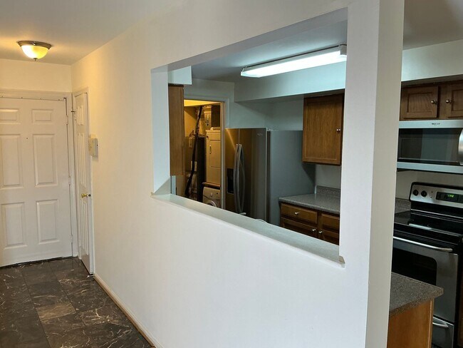 Building Photo - Very well maintained 2 bedroom 2 full 2 half upper floor condo with loft, located in the desired ...