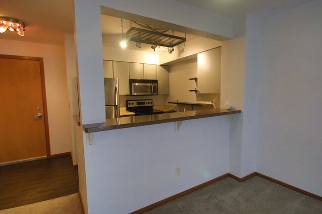 Building Photo - Capitol Hill Condo with Parking next to Cal Anderson Park