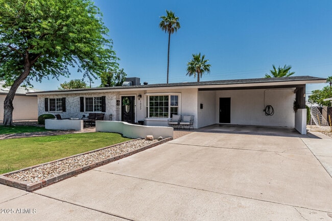 Building Photo - 1027 E Palmaire Ave