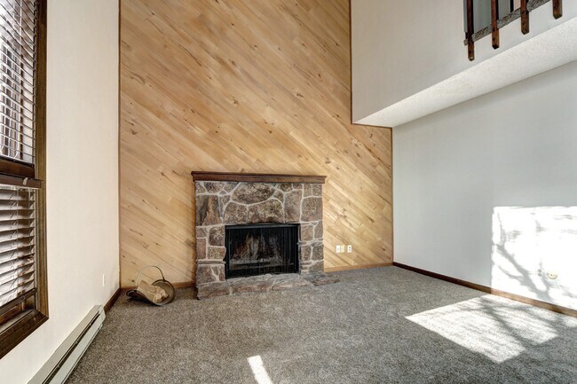 Foto del edificio - Unique, Rustic, and Spacious Living! Walk ...