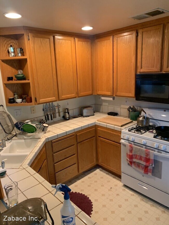 Building Photo - 2 br, 2.5 bath House - 1025 Trinita Terrace