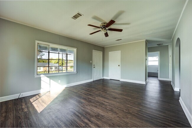 Building Photo - Freshly Updated 2 Bedroom House
