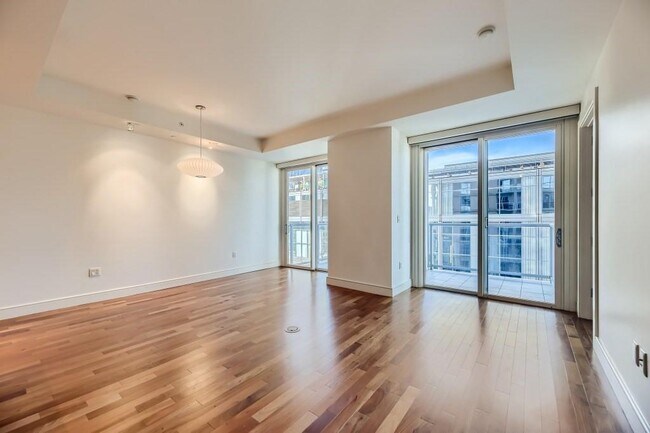 Foto del edificio - 98 San Jacinto Blvd