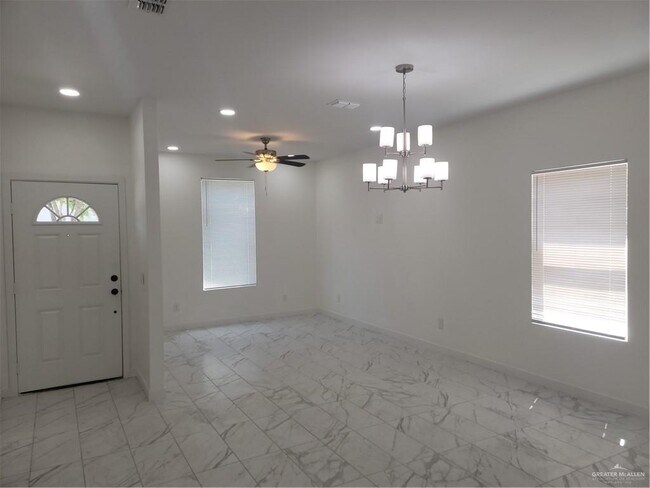 Foto del edificio - 5801 N Main St