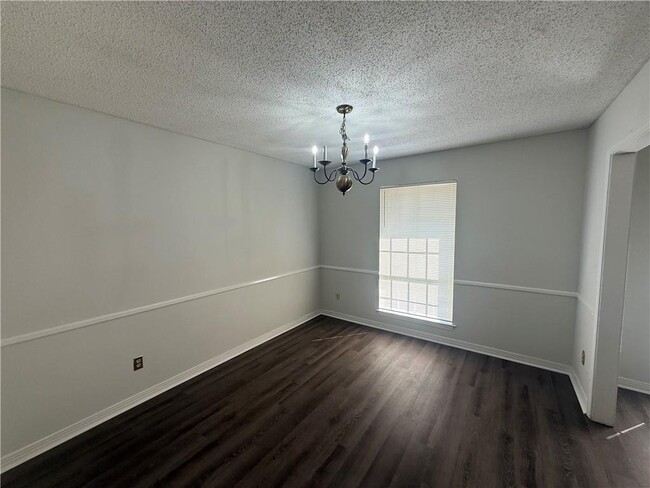 Building Photo - 1513 Deerwood Dr E