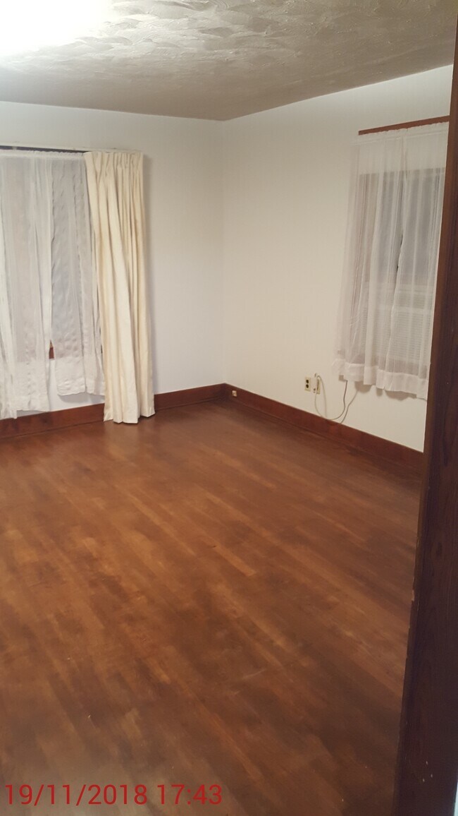 Living Room - 1022 W Cave Springs Ave