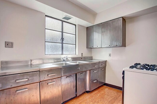 Building Photo - 2564 W 5th St