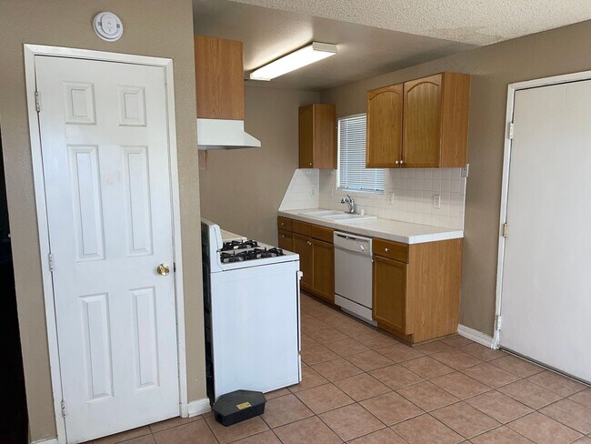 Foto del edificio - Move-In Ready 3-Bedroom Home with Backyard Living