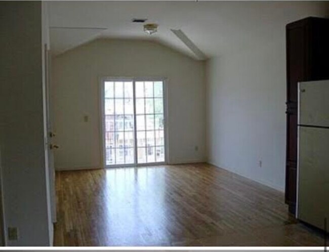Building Photo - 139 Linden Ave