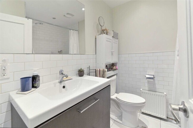 Photo du bâtiment - RENOVATED- Private Large 2 BEDROOM 1 Bath ...