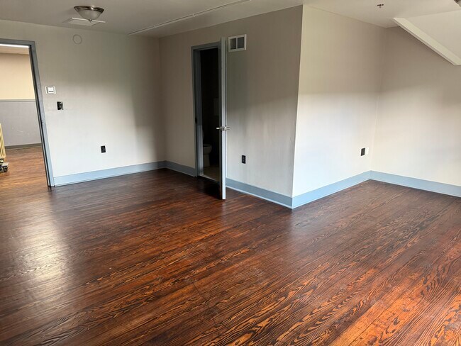 Suite muy amplia con baño semiprivado. - 308 North St, 9 Month Lease, Meals Included