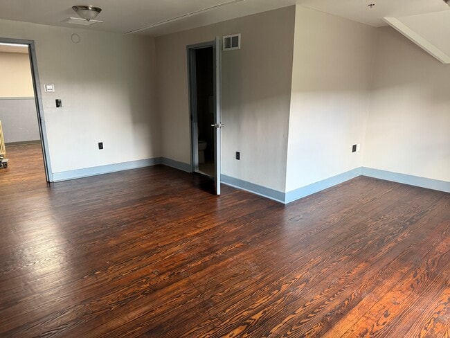 Very Large Suite - Semi-Private Bathroom - 308 North St, 9 Month Lease, Meals Included Apartments